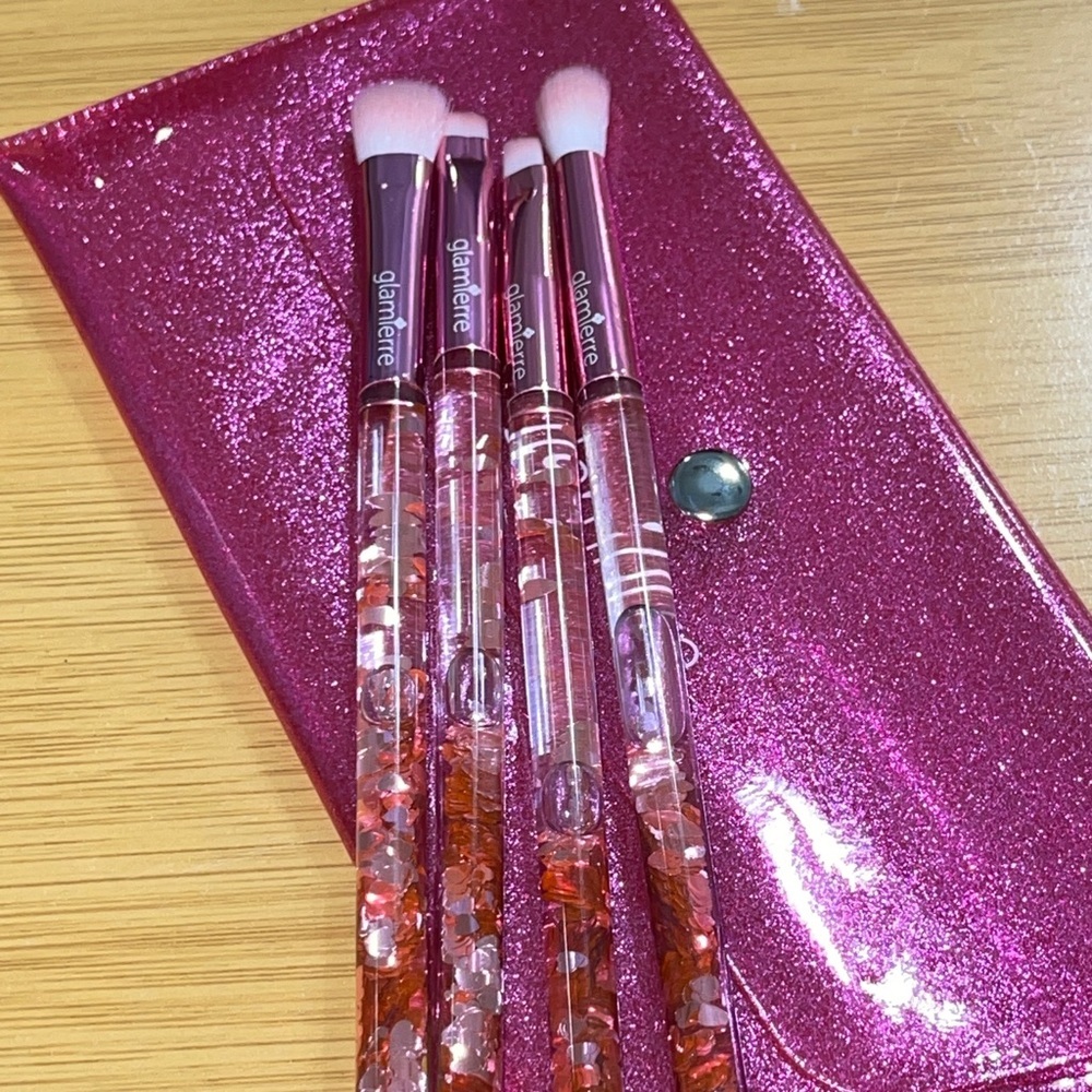 GLAMIERRE Pink Luxe Flow Glitter Hearts Eye Brush - Picture 6 of 12